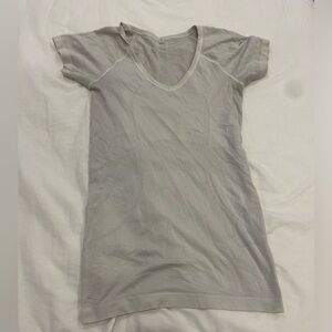 Lululemon Swiftly Tech Short Sleeve V neck shirt size 4!